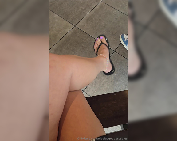 Goddess Nicole aka nicolesgoddesssoles Foot Fetish - 10-21-2024 OnlyFans Video - What if that was you i was pointing my foot at You gonna eat your wings