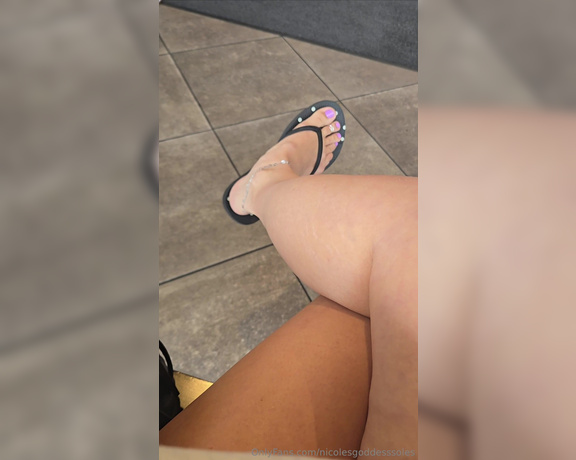 Goddess Nicole aka nicolesgoddesssoles Foot Fetish - 10-21-2024 OnlyFans Video - What if that was you i was pointing my foot at You gonna eat your wings