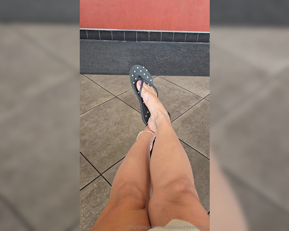 Goddess Nicole aka nicolesgoddesssoles Foot Fetish - 10-21-2024 OnlyFans Video - What if that was you i was pointing my foot at You gonna eat your wings