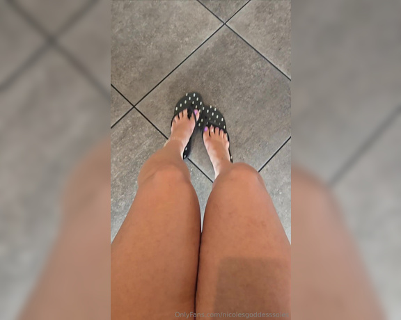 Goddess Nicole aka nicolesgoddesssoles Foot Fetish - 10-21-2024 OnlyFans Video - What if that was you i was pointing my foot at You gonna eat your wings