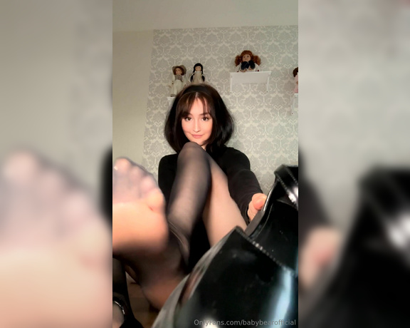 Chantal Akinci aka babybearofficial Foot Fetish - 06-15-2024 OnlyFans Video - Yes, my little freak, dare to come closer and sniff my nylons