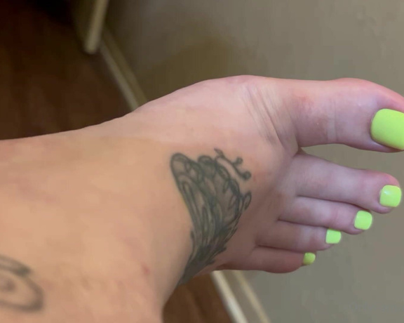 Ivy Morrigan aka goddessivy - 08-13-2023 OnlyFans Video - Neon toes and dirty wrinkled soles