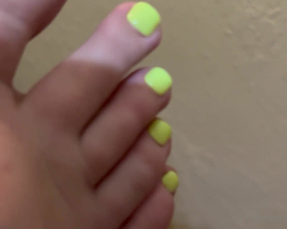 Ivy Morrigan aka goddessivy - 08-13-2023 OnlyFans Video - Neon toes and dirty wrinkled soles