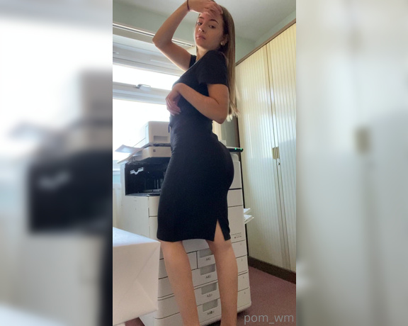 Pom_wm aka pom_wm - 09-17-2020 OnlyFans Video - office girl getting cheeky