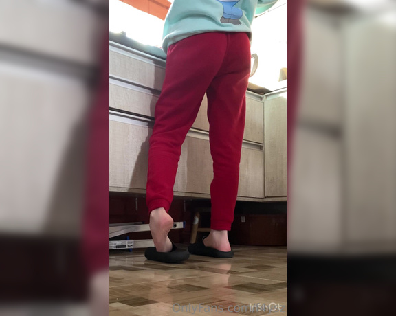 Goddess Ana aka urfeetgirlofc Foot Fetish - 07-15-2023 OnlyFans Video - making something to eat