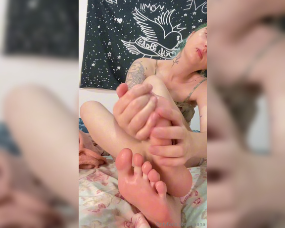 Goddess Ana aka urfeetgirlofc Foot Fetish - 04-27-2024 OnlyFans Video - People always ask me what I do to make my feet soft, and I say just