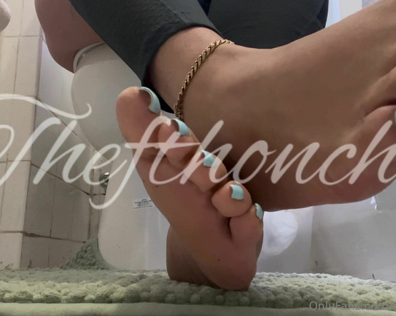 HONCHO aka thefthoncho Foot Fetish - 04-25-2023 OnlyFans Video - Toes while I tinkle