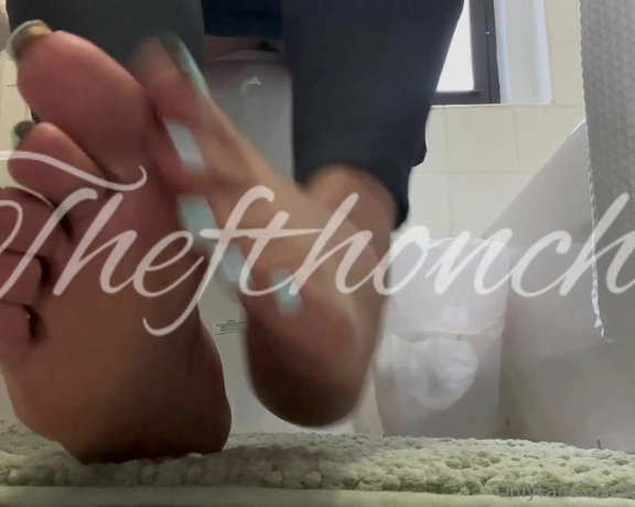 HONCHO aka thefthoncho Foot Fetish - 04-25-2023 OnlyFans Video - Toes while I tinkle