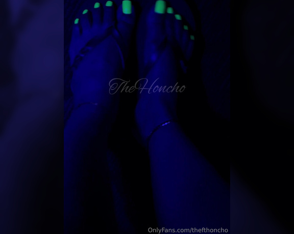 HONCHO aka thefthoncho Foot Fetish - 05-23-2024 OnlyFans Video - Glow in the dark tease