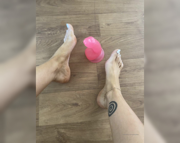 Rose Darling aka gl0ryt0ez Foot Fetish - 02-22-2022 OnlyFans Video - Intimidated, you should be