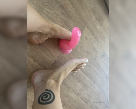 Rose Darling aka gl0ryt0ez Foot Fetish - 02-22-2022 OnlyFans Video - Intimidated, you should be