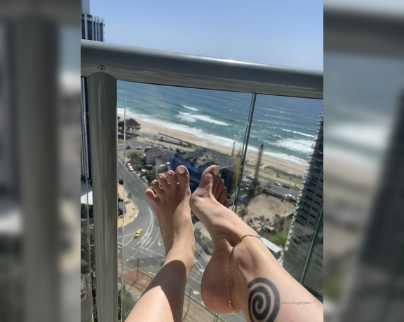 Rose Darling aka gl0ryt0ez Foot Fetish - 02-17-2022 OnlyFans Video - Perfect feet with a perfect view