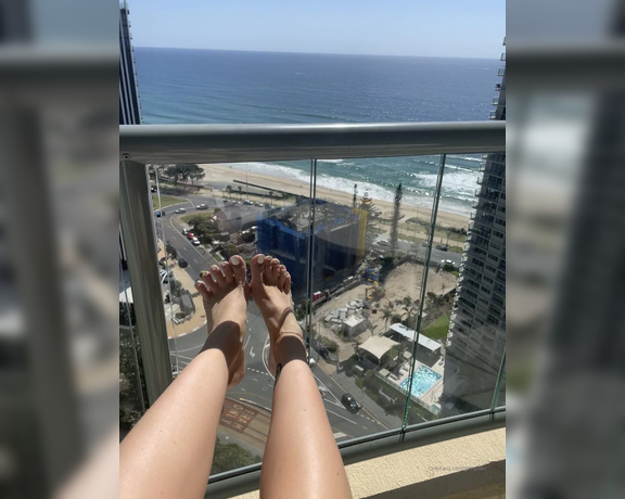 Rose Darling aka gl0ryt0ez Foot Fetish - 02-17-2022 OnlyFans Video - Perfect feet with a perfect view