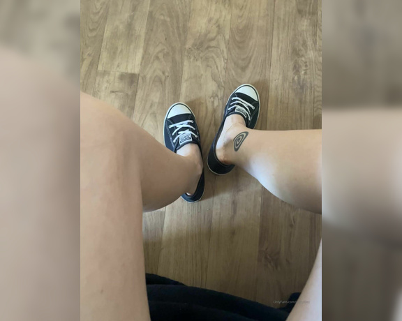 Rose Darling aka gl0ryt0ez Foot Fetish - 04-29-2022 OnlyFans Video - Taking off My Cons after a few hours with no socks  the sweat and grime