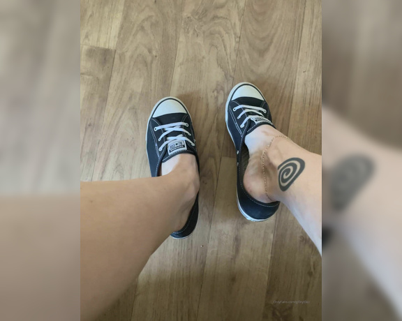 Rose Darling aka gl0ryt0ez Foot Fetish - 04-29-2022 OnlyFans Video - Taking off My Cons after a few hours with no socks  the sweat and grime