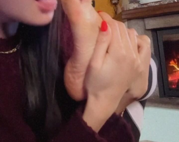 Sofia Ana Infinity aka infinityazzurra Foot Fetish - 07-18-2023 OnlyFans Video - Mmmmmmm, a little Self_worship  Although I like receiving it from you more Mmmmmmm, un po