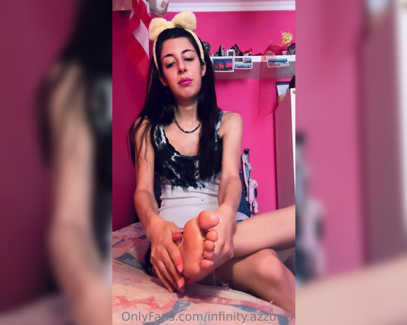 Sofia Ana Infinity aka infinityazzurra Foot Fetish - 07-24-2023 OnlyFans Video - I massage my tired feet I dont resist to this practise