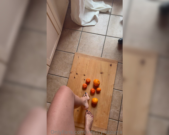 Sofia Ana Infinity aka infinityazzurra Foot Fetish - 07-27-2023 OnlyFans Video - Amo schiacciare la frutta con i miei piedi nudi