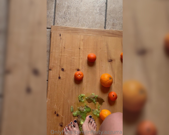 Sofia Ana Infinity aka infinityazzurra Foot Fetish - 07-27-2023 OnlyFans Video - Amo schiacciare la frutta con i miei piedi nudi