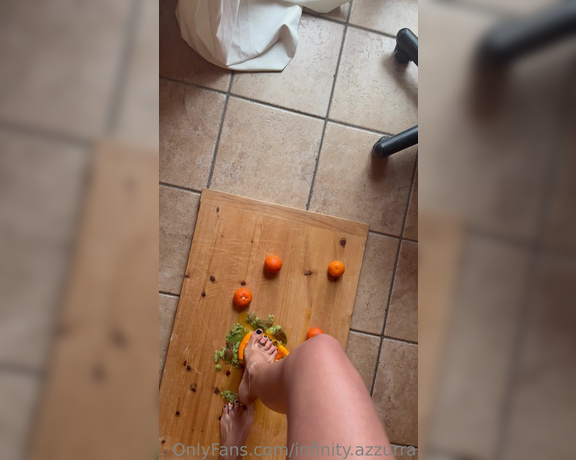 Sofia Ana Infinity aka infinityazzurra Foot Fetish - 07-27-2023 OnlyFans Video - Amo schiacciare la frutta con i miei piedi nudi