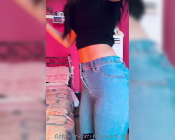 Sofia Ana Infinity aka infinityazzurra Foot Fetish - 07-31-2023 OnlyFans Video - Per gli amanti delle calze sotto i jeans, questo video è per voi  For lovers