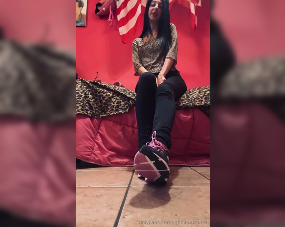 Sofia Ana Infinity aka infinityazzurra Foot Fetish - 10-12-2023 OnlyFans Video - Mi tolgo le mie sneakers puzzolenti e te li faccio sniffarenon svenire eh   I