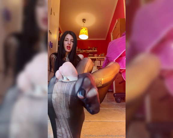 Sofia Ana Infinity aka infinityazzurra Foot Fetish - 10-14-2023 OnlyFans Video - Con i miei collant tutti rotti, prova a resistere ai miei piedi Ci riuscirai Ti esploderà