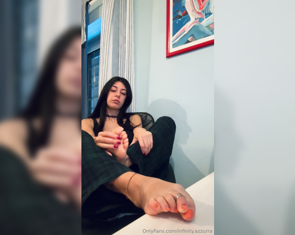 Sofia Ana Infinity aka infinityazzurra Foot Fetish - 12-07-2023 OnlyFans Video - Buongiorno Dovrei lavorare ma non riesco a concentrarmi con voi che mi guardate i piedini Zozzoncelli