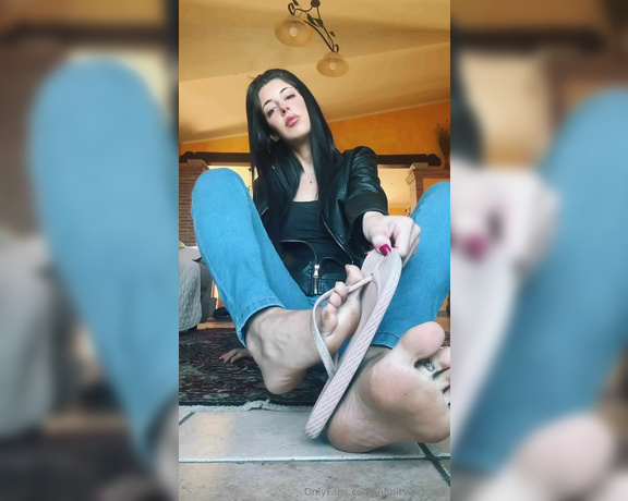 Sofia Ana Infinity aka infinityazzurra Foot Fetish - 12-05-2023 OnlyFans Video - Giacca di pelle, jeans, ciabattinee piante Pensi di riuscire a resistermi Io non credo mio piccolo