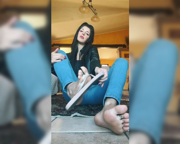 Sofia Ana Infinity aka infinityazzurra Foot Fetish - 12-05-2023 OnlyFans Video - Giacca di pelle, jeans, ciabattinee piante Pensi di riuscire a resistermi Io non credo mio piccolo