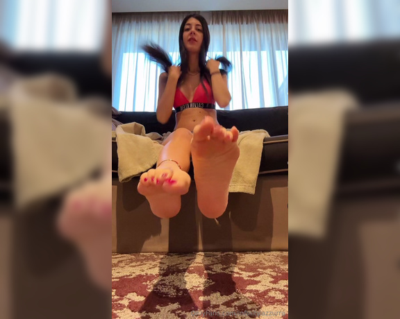 Sofia Ana Infinity aka infinityazzurra Foot Fetish - 12-20-2023 OnlyFans Video - Sto per andare in spa ma prima ti faccio segare caro mio segaiolo cornuto Non farti