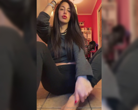 Sofia Ana Infinity aka infinityazzurra Foot Fetish - 02-01-2024 OnlyFans Video - Diamo il benvenuto a Febbraio con una bella slinguazzata ai piedi Lets welcome February with a