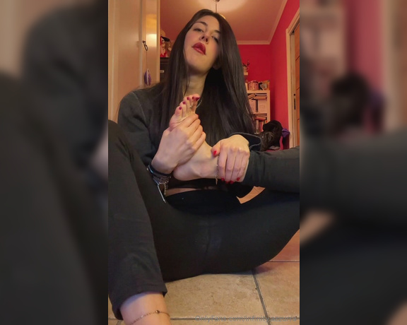 Sofia Ana Infinity aka infinityazzurra Foot Fetish - 02-01-2024 OnlyFans Video - Diamo il benvenuto a Febbraio con una bella slinguazzata ai piedi Lets welcome February with a