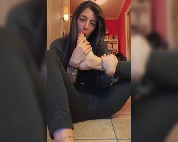 Sofia Ana Infinity aka infinityazzurra Foot Fetish - 02-01-2024 OnlyFans Video - Diamo il benvenuto a Febbraio con una bella slinguazzata ai piedi Lets welcome February with a