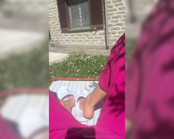 Sofia Ana Infinity aka infinityazzurra Foot Fetish - 05-19-2024 OnlyFans Video - E domenica, mi sono svegliata da poco e ora prendo un po di sole sui piedinimi