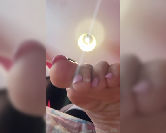 Sofia Ana Infinity aka infinityazzurra Foot Fetish - 06-08-2024 OnlyFans Video - Sto sul letto e tu mi guardi da sotto da bravo leccapiedi sfigato che non aspetta