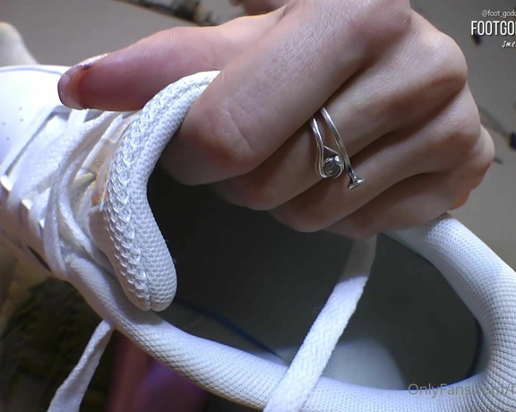 Foot Goddess Mia aka footgoddessmia Foot Fetish - 05-07-2024 OnlyFans Video - Take a deep breath of this sneaker stench