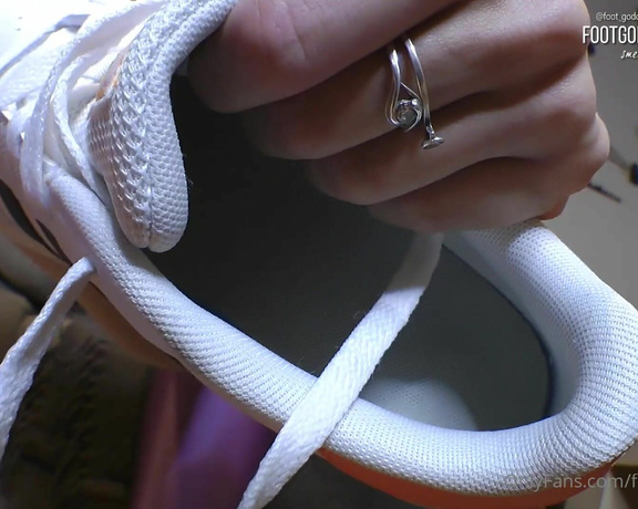 Foot Goddess Mia aka footgoddessmia Foot Fetish - 05-07-2024 OnlyFans Video - Take a deep breath of this sneaker stench