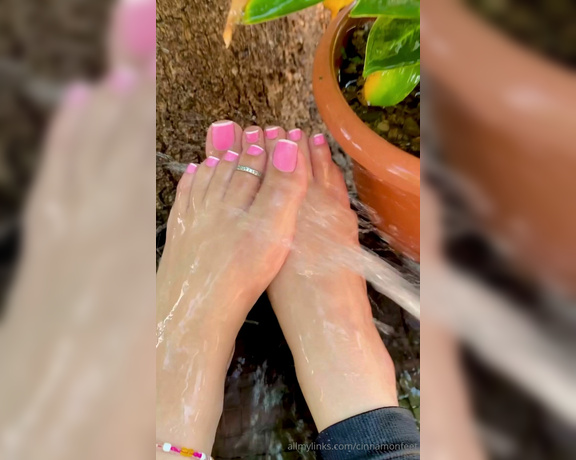 Goddess Cinnamon aka cinnamonfeet2 Foot Fetish - 05-20-2024 OnlyFans Video - Getting them wet and ready for you