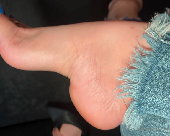 Goddess Cinnamon aka cinnamonfeet2 Foot Fetish - 07-05-2024 OnlyFans Video - Dangling my black mules I know it turns you on