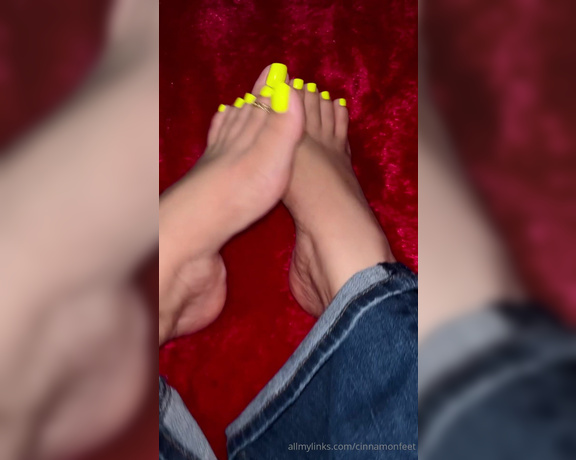 Goddess Cinnamon aka cinnamonfeet2 Foot Fetish - 10-27-2024 OnlyFans Video - Let my little soft feet play with your Dck tonight