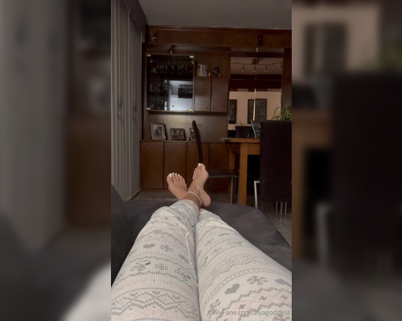 Alyafeets aka alyagoddess - 04-18-2024 OnlyFans Video - Sometimes Im just like this, and I look at my feet and go Damn I got