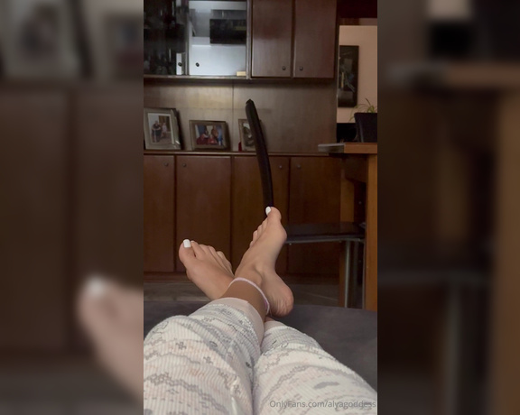 Alyafeets aka alyagoddess - 04-18-2024 OnlyFans Video - Sometimes Im just like this, and I look at my feet and go Damn I got