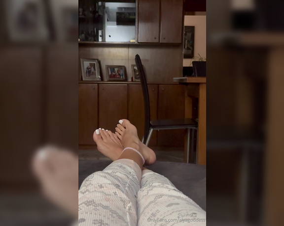 Alyafeets aka alyagoddess - 04-18-2024 OnlyFans Video - Sometimes Im just like this, and I look at my feet and go Damn I got