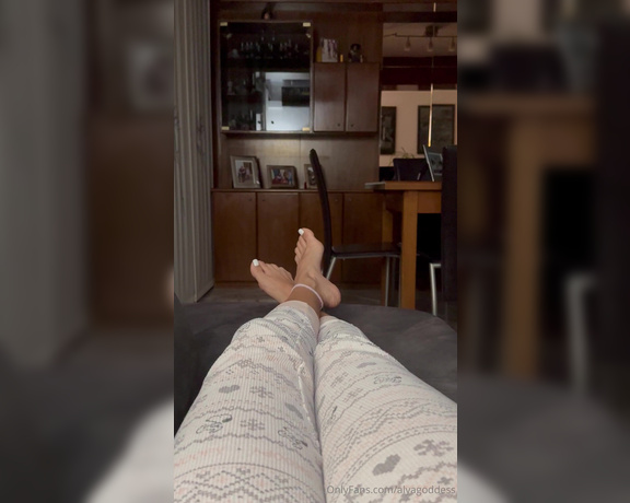 Alyafeets aka alyagoddess - 04-18-2024 OnlyFans Video - Sometimes Im just like this, and I look at my feet and go Damn I got