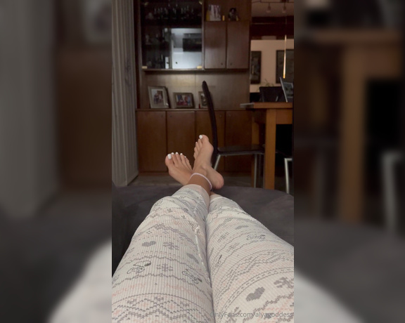 Alyafeets aka alyagoddess - 04-18-2024 OnlyFans Video - Sometimes Im just like this, and I look at my feet and go Damn I got