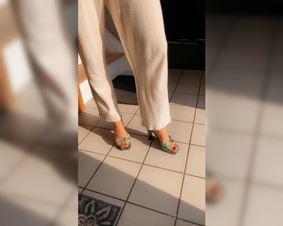 Miss Bunny aka sugarbunnybabe Foot Fetish - 10-20-2020 OnlyFans Video - Ive been out all day