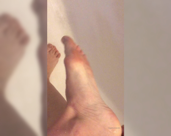 Miss Bunny aka sugarbunnybabe Foot Fetish - 02-20-2020 OnlyFans Video - Bunions get a nice lil scrub after a long run