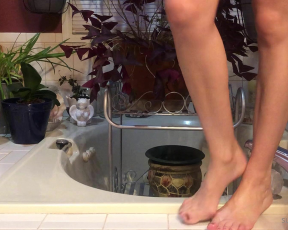 Miss Bunny aka sugarbunnybabe Foot Fetish - 01-14-2021 OnlyFans Video - Perfect toes all lotioned up and ready for a lick from a lucky little sub