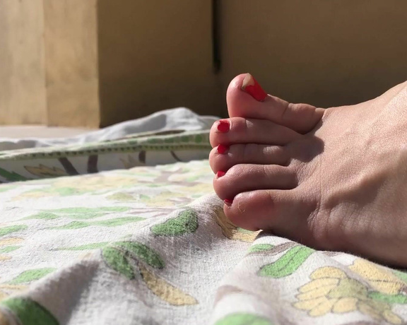 Miss Bunny aka sugarbunnybabe Foot Fetish - 03-12-2020 OnlyFans Video - Gave these toes a cute little touchup in the sun today